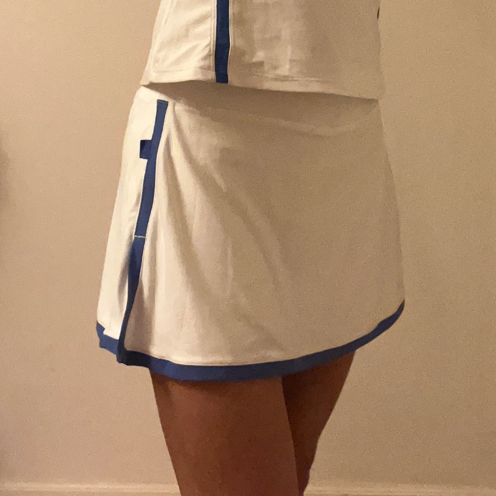 Nike Tennis Skirt Size Small 4-6. White w/ Blue Trim. Soft, fast drying fabric